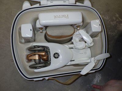 une valise contenant tout un tas d'objets