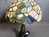 un gros plan d'une lampe posée sur une table, sur fond gris