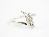 une image d'une bague en diamant sur fond blanc