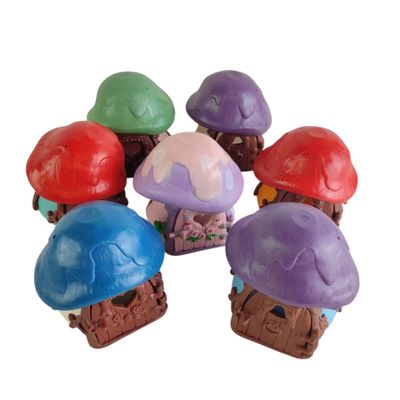 un groupe de petits champignons en plastique posés sur une surface blanche