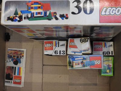 une boîte contenant tout un tas de Lego
