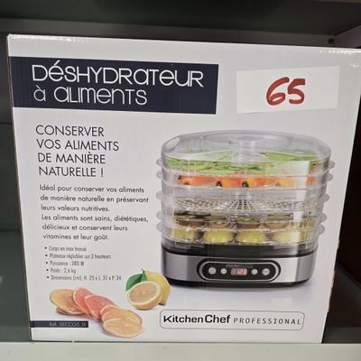 emballage d'un robot ménager posé sur une étagère dans un magasin
