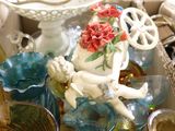 une table sur laquelle sont posés de nombreux vases en verre