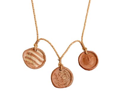 collier orné de trois cachets de cire suspendus à une cordelette, sur fond blanc