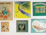 de nombreux livres accrochés les uns à côté des autres sur le mur