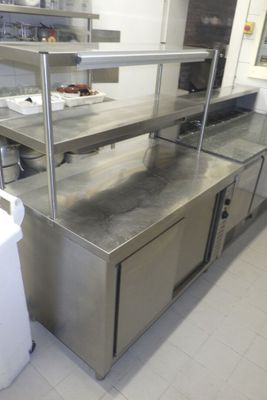 plans de travail en acier inoxydable dans une cuisine professionnelle équipée d'une poubelle