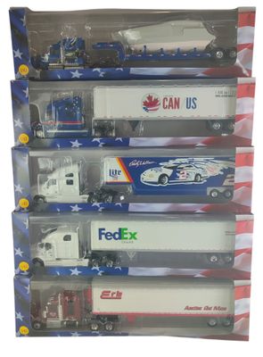six camions miniatures dans une vitrine avec un drapeau américain en arrière-plan