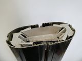 gros plan d'un objet métallique sur une surface blanche