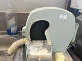 une machine posée sur le comptoir d'une cuisine