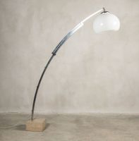 Lampadaire à un bras de lumière modulaire, le piètement en m…