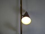 une lampe fixée sur le côté d'un poteau