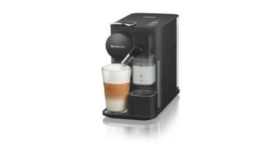 une machine à café noir avec un verre de lait à côté