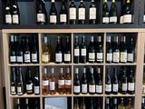 de nombreuses bouteilles de vin sur les étagères du magasin