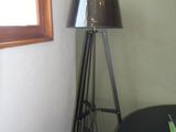 une table avec des parasols et une lampe dans un coin de la pièce