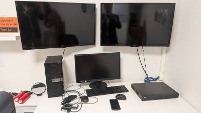 deux écrans et un clavier sur le bureau