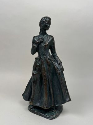 statue en bronze représentant une femme en robe et avec un chapeau