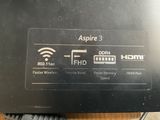 une image montrant un gros plan d'un ordinateur portable posé sur une table