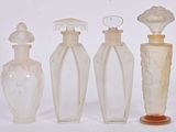 quatre vases en verre sont alignés sur une surface blanche