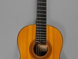 gros plan d'une guitare acoustique sur fond blanc