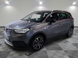 la voiture grise est garée sur le sol en damier d'un garage