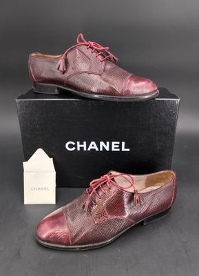 une paire de chaussures rouges posée sur une boîte