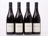 trois bouteilles de vin sont alignées sur une surface blanche