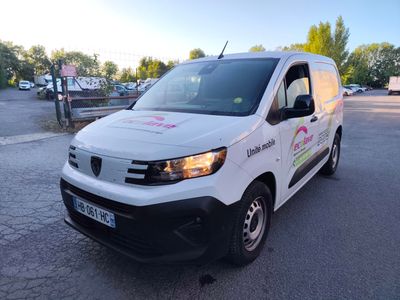 la camionnette blanche est garée sur le côté de la route