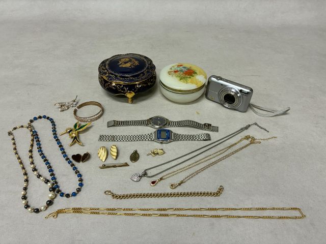 Lot comprenant : Bonbonnière en porcelaine bleu de four, bonbonni