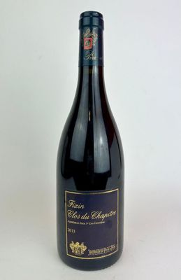 la bouteille de vin est posée sur une surface blanche