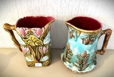 deux vases posés sur une table