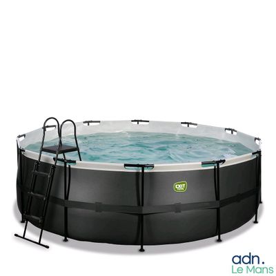La piscine hors sol est équipée d'une échelle et de plusieurs échelles.