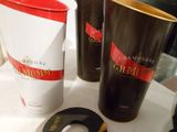 deux tasses et un beignet posés sur une table