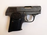 un vieux fusil sur une surface blanche avec un fond blanc