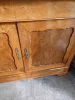 Buffet à hauteur d'appui en noyer, ouvrant à deux portes et … (photo 5)