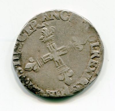 une vieille pièce d'argent portant une inscription sur un fond blanc