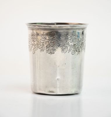 une coupe en argent posée sur une table