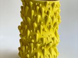 deux vases jaunes posés côte à côte sur une surface blanche