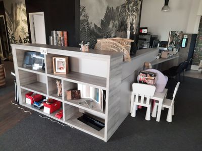 Banque d'accueil formant angle en mélaminé façon chêne et gr… - Photo 1