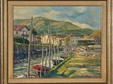 une peinture à l'huile représentant des bateaux amarrés dans un port, avec une montagne en arrière-plan