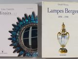 deux livres posés sur une table, avec un miroir en arrière-plan