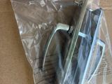 un sac en plastique contenant une paire de ciseaux
