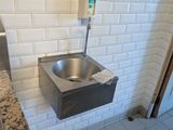 une salle de bains équipée d'un lavabo et de toilettes