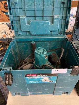 une boîte à outils bleue contenant un souffleur