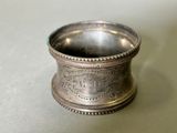 une coupe en argent posée sur une table