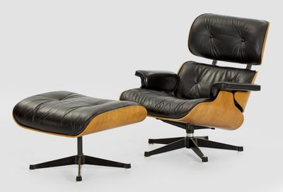un fauteuil et un repose-pieds en cuir noir sur fond blanc
