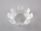 un bol en verre transparent contenant une fleur
