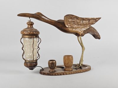 un oiseau qui se tient près d'une lampe