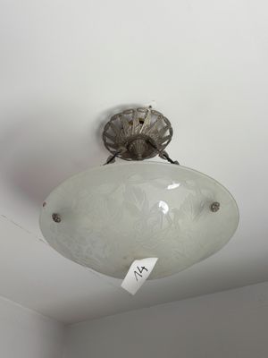 une lampe suspendue au plafond de la pièce