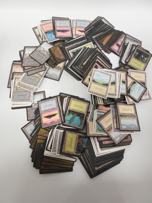 une pile de cartes empilées les unes sur les autres sur une table