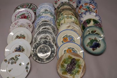 un grand nombre d'assiettes posées sur une table